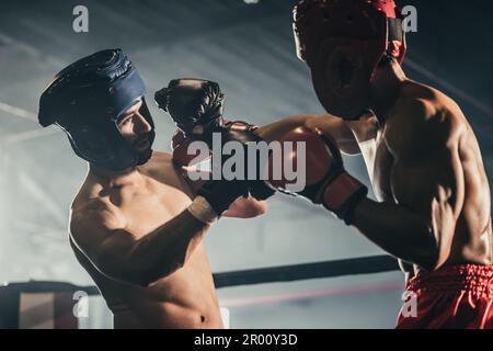 Boxer utilizzare varie combinazioni di punzone, tra cui la scopata, gancio, taglio superiore, croce, rotazione, dritta. Avvicinandosi per fare l'avversario su corde e knocko Foto Stock