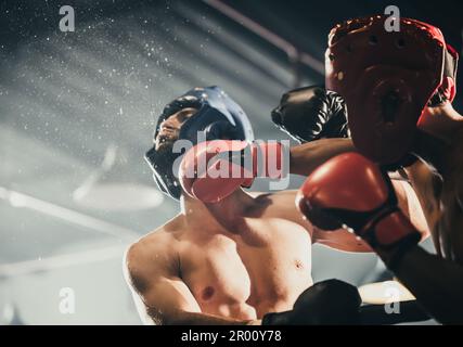 Boxer utilizzare varie combinazioni di punzone, tra cui la scopata, gancio, taglio superiore, croce, rotazione, dritta. Avvicinandosi per fare l'avversario su corde e knocko Foto Stock