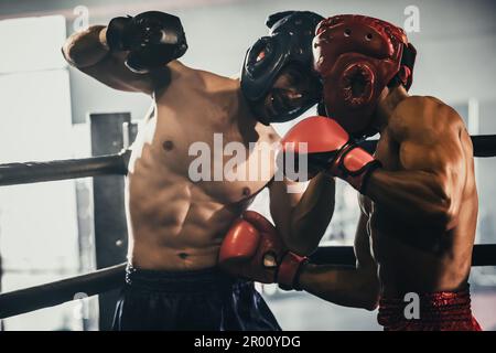 Boxer utilizzare varie combinazioni di punzone, tra cui la scopata, gancio, taglio superiore, croce, rotazione, dritta. Avvicinandosi per fare l'avversario su corde e knocko Foto Stock