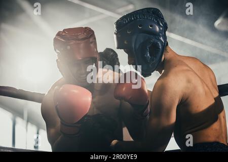 Boxer utilizzare varie combinazioni di punzone, tra cui la scopata, gancio, taglio superiore, croce, rotazione, dritta. Avvicinandosi per fare l'avversario su corde e knocko Foto Stock