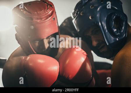 Boxer utilizzare varie combinazioni di punzone, tra cui la scopata, gancio, taglio superiore, croce, rotazione, dritta. Avvicinandosi per fare l'avversario su corde e knocko Foto Stock