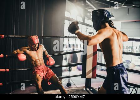 Boxer utilizzare varie combinazioni di punzone, tra cui la scopata, gancio, taglio superiore, croce, rotazione, dritta. Avvicinandosi per fare l'avversario su corde e knocko Foto Stock