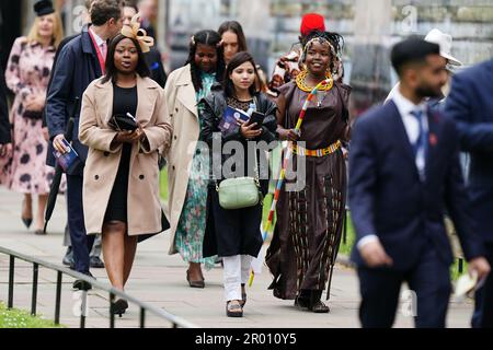 Gli ospiti arrivano prima della cerimonia di incoronazione di Re Carlo III e della Regina Camilla all'Abbazia di Westminster, Londra. Data immagine: Sabato 6 maggio 2023. Foto Stock