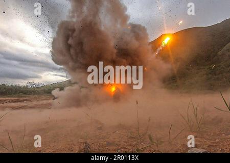 Okinawa, Giappone. 12th Apr, 2023. STATI UNITI Marines con Battle Logistics Battalion 31, 31st Marine Expeditionary Unit, conduce un addestramento di demolizione dal vivo a Camp Schwab, Okinawa, Giappone, 25 aprile 2023. La formazione ha offerto ai tecnici di smaltimento delle ordigni esplosive l'opportunità di perfezionare le tecniche di demolizione di base. Il 31st MEU, l'unico MEU del corpo marino continuamente schierato in avanti, fornisce una forza flessibile e letale pronta a eseguire un'ampia gamma di operazioni militari come principale forza di risposta alle crisi nella regione dell'Indo-Pacifico. (Foto di Manuel Alvarado) (Credit Image: © U.S. Marines/ZUM Foto Stock