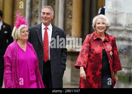 Dame Emma Thompson (a destra) e il marito Greg Wise (al centro) arrivano prima della cerimonia di incoronazione del re Carlo III e della regina Camilla all'Abbazia di Westminster, Londra. Data immagine: Sabato 6 maggio 2023. Foto Stock