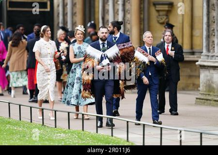 Gli ospiti arrivano prima della cerimonia di incoronazione di Re Carlo III e della Regina Camilla all'Abbazia di Westminster, Londra. Data immagine: Sabato 6 maggio 2023. Foto Stock