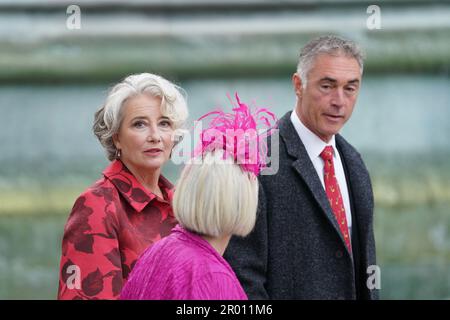 Dame Emma Thompson e Greg Wise arrivano all'Abbazia di Westminster, Londra, davanti all'incoronazione di Re Carlo III e della Regina Camilla il sabato. Data immagine: Sabato 6 maggio 2023. Foto Stock