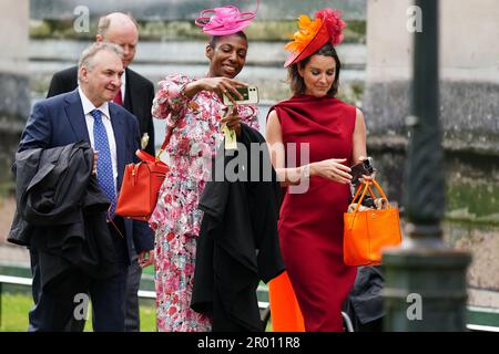 Gli ospiti arrivano prima della cerimonia di incoronazione di Re Carlo III e della Regina Camilla all'Abbazia di Westminster, Londra. Data immagine: Sabato 6 maggio 2023. Foto Stock