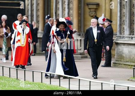 Gli ospiti arrivano prima della cerimonia di incoronazione di Re Carlo III e della Regina Camilla all'Abbazia di Westminster, Londra. Data immagine: Sabato 6 maggio 2023. Foto Stock
