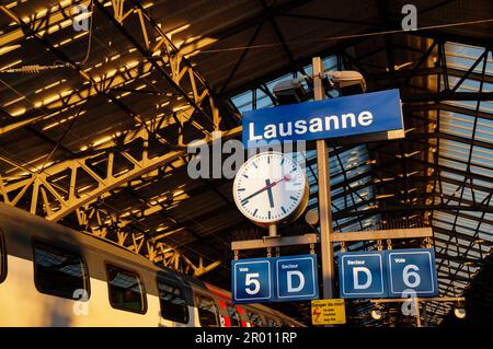 La stazione ferroviaria di Losanna in serata Foto Stock