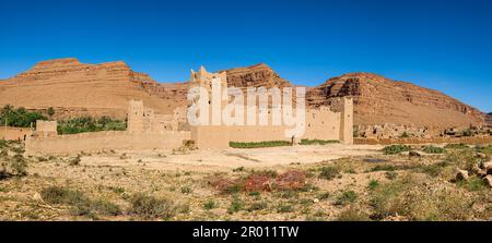 Fango e adobe architettura, Ifri kasbah, Ziz valle del fiume, montagne dell'Atlante, Marocco, Africa Foto Stock