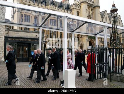 Gli ospiti arrivano all'Abbazia di Westminster, nel centro di Londra, prima della cerimonia di incoronazione di Re Carlo III e della Regina Camilla. Data immagine: Sabato 6 maggio 2023. Foto Stock