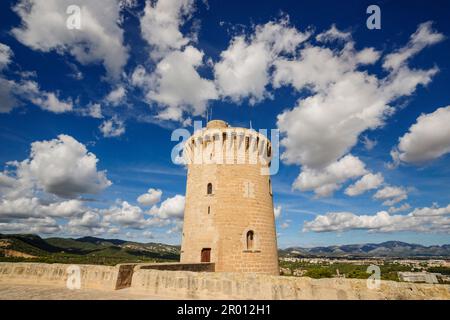 Torre Principale - La torre del homenaje -, Castillo de Bellver -siglo.XIV-, Palma de Mallorca. Mallorca. Islas Baleares. España. Foto Stock