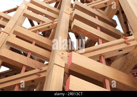 Dettagli costruttivi in legno di teak, giunti tra elementi. Dettagli giunti in legno con giunti di riferimento in legno. Foto Stock