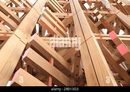 Dettagli costruttivi in legno di teak, giunti tra elementi. Dettagli giunti in legno con giunti di riferimento in legno. Foto Stock