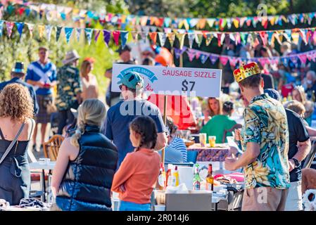 Sydney, Austn., 06 maggio 2023: I partiti di incoronazione sono stati sottili sul terreno oggi a Sydney ma questo partito nel sobborgo del porto di Balgowlah stava mettendo su uno spettacolo reale. Insieme ad un sizzle di salsiccia, ci erano lotti delle bandiere ed alcune corone non così importanti in esposizione. Il consiglio locale ha chiuso la strada e gli ospiti hanno celebrato e raccolto denaro per un rifugio femminile locale. Un discorso ha ricordato alla gente che erano sul luogo di uno dei primi incontri della gente indigena locale e del capitano Arthur Philip in 1788 ed erano inoltre nel viale giustamente denominato re. Credit: Stephen Dwyer / Alamy Live News Foto Stock