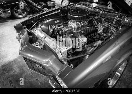 Un vecchio cheverolet con cofano motore aperto si trova in un'officina Foto Stock