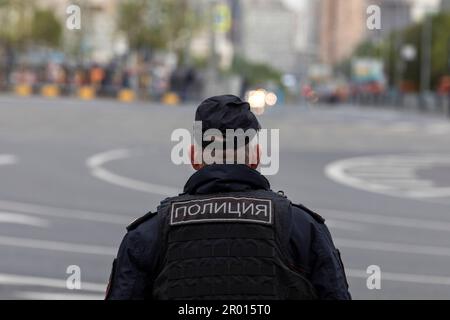 Mosca, Russia. 4th maggio, 2023. Un poliziotto controlla la legge e l'ordine nel centro di Mosca, Russia Foto Stock