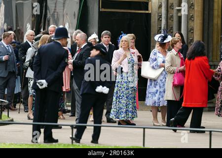 Gli ospiti arrivano prima della cerimonia di incoronazione di Re Carlo III e della Regina Camilla all'Abbazia di Westminster, Londra. Data immagine: Sabato 6 maggio 2023. Foto Stock