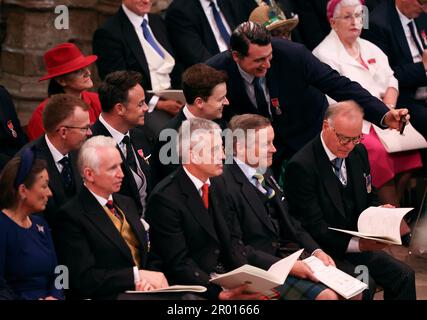 Un ospite scatta foto con Anthony McPartlin e Declan Donnelly davanti all'incoronazione di Re Carlo III e della Regina Camilla all'Abbazia di Westminster, Londra. Data immagine: Sabato 6 maggio 2023. Foto Stock