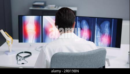 Dentista che utilizza la tecnologia informatica Dental Software per denti Xray Foto Stock