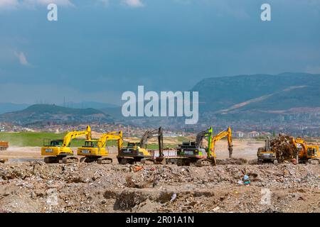 Escavatori sulla discarica di macerie a Malatya dopo i grandi terremoti. Malatya Turkiye - 4.24.2023 Foto Stock