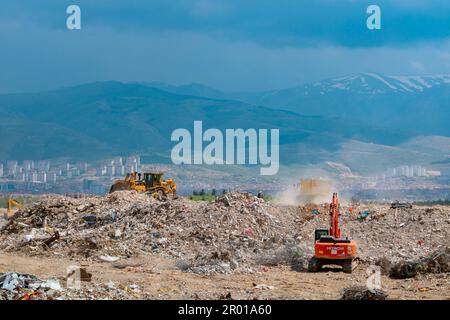 Macerie discarica area e escavatori sul lavoro a Malatya dopo i grandi terremoti. Malatya Turkiye - 4.24.2023 Foto Stock