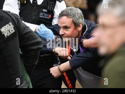 Londra, Regno Unito. 06th maggio, 2023. Londra, Regno Unito. 6th maggio 2023. Just Stop Oil protestori sono arrestati sul Mall prima dell'incoronazione di re Carlo. Credit: Doug Peters/Alamy Live News Foto Stock