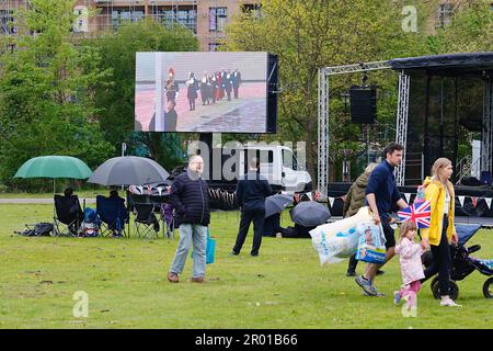 Ashford, Kent, Regno Unito. 06 maggio, 2023. La cerimonia di incoronazione per sua Maestà il Re Carlo III si terrà sabato 6 maggio 2023 presso l'Abbazia di Westminster. Qui ad Ashford la giornata sarà celebrata con un evento comunitario a Victoria Park, i residenti sono incoraggiati a camminare o andare in bicicletta a Victoria Park e portare un picnic dove possono incontrare altre famiglie e godersi una proiezione dal vivo della cerimonia di incoronazione a partire dalle 10am. Fotografo: Paul Lawrenson, Photo Credit: PAL News/Alamy Live News Foto Stock