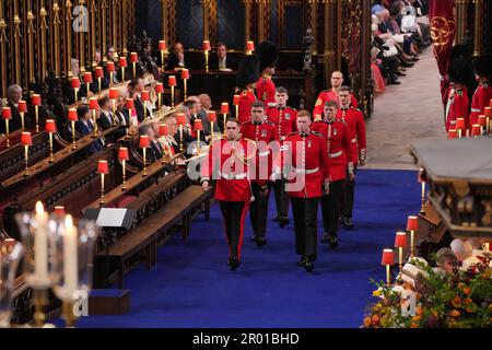 Personale di servizio dei regiments della Divisione Household che terrà la libertà della città di Londra che terrà lo schermo di Anointing nell'Abbazia di Westminster prima della cerimonia di incoronazione del re Carlo III e della regina Camilla a Londra. Data immagine: Sabato 6 maggio 2023. Foto Stock