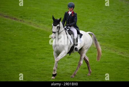 Kitty King equitazione Vendredi Biats rappresentante GRANDE, Regno Unito. 6th maggio, 2023. Durante la fase di Dressage, il giorno 2 delle prove a Cavallo di Badminton del 2023 presentate DA MARS alla Badminton House vicino a Bristol, Gloucestershire, Inghilterra, Regno Unito. Credit: Jonathan Clarke/Alamy Live News Foto Stock