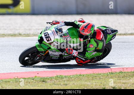 BARCELLONA, SPAGNA - 05 MAGGIO: Tom Sykes dalla GBR del team Kawasaki Puccetti Racing con Kawasaki ZX-10RR durante il Campionato Mondiale Motul FIM Superbike 2023 - Prosecco DOC Catalunya Round al circuito di Barcellona-Catalunya il 05 maggio 2023 a Barcellona, Spagna Foto Stock