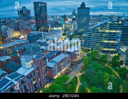 Lo skyline di Manchester di notte Foto Stock