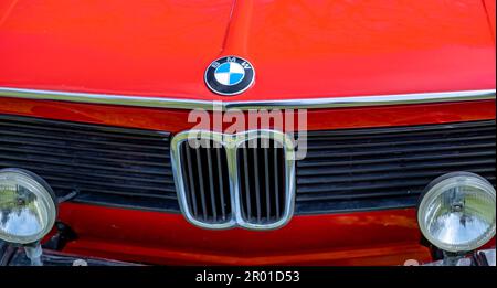 Earsham, Norfolk, Regno Unito – Aprile 30 2023. Primo piano della griglia, dei fari e del logo del cofano di una berlina BMW 3 completamente restaurata della serie classica verniciata Foto Stock