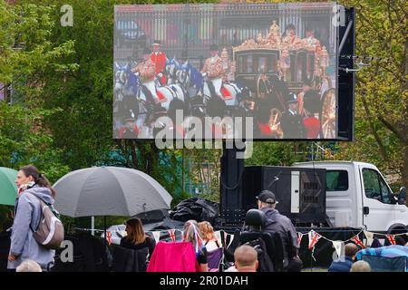 Ashford, Kent, Regno Unito. 06 maggio, 2023. La cerimonia di incoronazione per sua Maestà il Re Carlo III si terrà sabato 6 maggio 2023 presso l'Abbazia di Westminster. Qui ad Ashford la giornata sarà celebrata con un evento comunitario a Victoria Park, i residenti sono incoraggiati a camminare o andare in bicicletta a Victoria Park e portare un picnic dove possono incontrare altre famiglie e godersi una proiezione dal vivo della cerimonia di incoronazione a partire dalle 10am. Fotografo: Paul Lawrenson, Photo Credit: PAL News/Alamy Live News Foto Stock