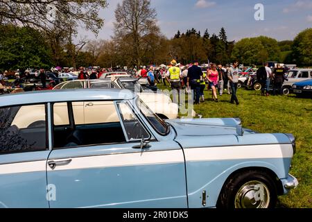 Earsham, Norfolk, Regno Unito – Aprile 30 2023. Una piccola e locale auto classica all'aperto, auto sportive e moto mostra tenuto per un finanziatore benefico Foto Stock