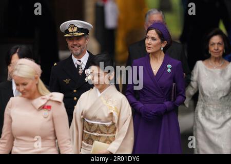 Il principe ereditario Frederik di Danimarca e Maria, principessa ereditaria di Danimarca (al centro) arriveranno prima della cerimonia di incoronazione del re Carlo III e della regina Camilla all'Abbazia di Westminster, nel centro di Londra. Data immagine: Sabato 6 maggio 2023. Foto Stock