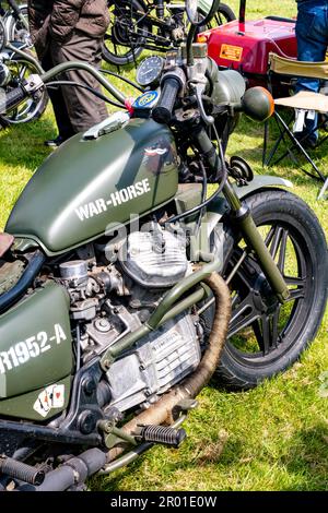 Earsham, Norfolk, Regno Unito – Aprile 30 2023. Motocicletta militare completamente restaurata WW2 in esposizione in un piccolo e locale spettacolo auto all'aperto Foto Stock