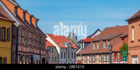 Panorama città vecchia con mulino a vento di Roebel Mueritz germania Mecklenburg Lake District Foto Stock