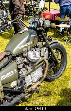 Earsham, Norfolk, Regno Unito – Aprile 30 2023. Motocicletta militare completamente restaurata WW2 in esposizione in un piccolo e locale spettacolo auto all'aperto Foto Stock
