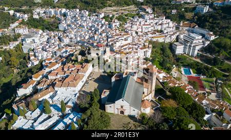 Vista del bellissimo villaggio bianco di Casares nella provincia di Malaga, Spagna Foto Stock