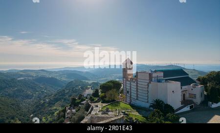 Vista del bellissimo villaggio bianco di Casares nella provincia di Malaga, Spagna Foto Stock