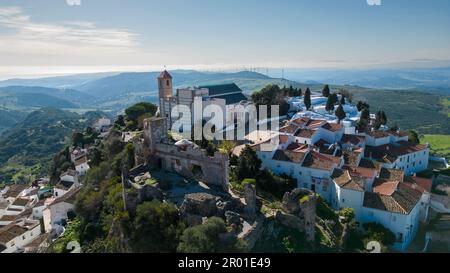 Vista del bellissimo villaggio bianco di Casares nella provincia di Malaga, Spagna Foto Stock