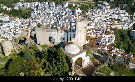 Vista del bellissimo villaggio bianco di Casares nella provincia di Malaga, Spagna Foto Stock