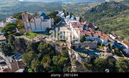 Vista del bellissimo villaggio bianco di Casares nella provincia di Malaga, Spagna Foto Stock