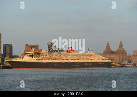 LA REGINA DI CUNARD, MARY 2, si è ormeggiata al sole serale il 4th 2023 maggio presso il terminal delle navi da crociera di Liverpool durante la crociera Coronation Celebration Foto Stock