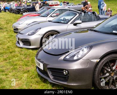 Earsham, Norfolk, Regno Unito – Aprile 30 2023. Una fila di auto sportive Porsche schierate in mostra una piccola e locale mostra di auto all'aperto Foto Stock