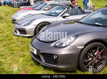 Earsham, Norfolk, Regno Unito – Aprile 30 2023. Una fila di auto sportive Porsche schierate in mostra una piccola e locale mostra di auto all'aperto Foto Stock