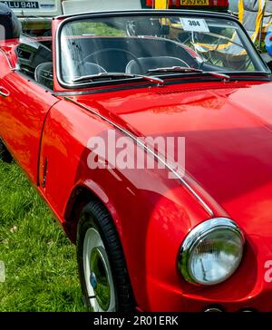 Earsham, Norfolk, Regno Unito – Aprile 30 2023. Vista frontale e laterale di una classica vettura SPORTIVA convertibile MG in esposizione in una piccola esposizione locale all'aperto Foto Stock