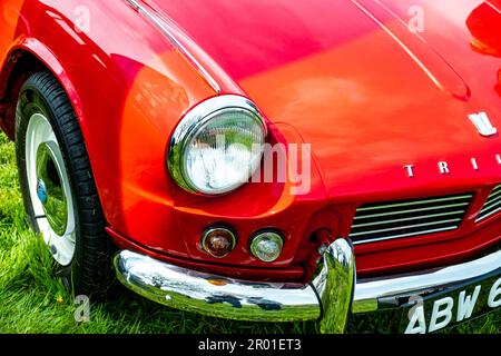 Earsham, Norfolk, Regno Unito – Aprile 30 2023. Primo piano dell'estremità anteriore con cofano, griglia, faro e paraurti cromato di una classica VETTURA SPORTIVA MG Foto Stock